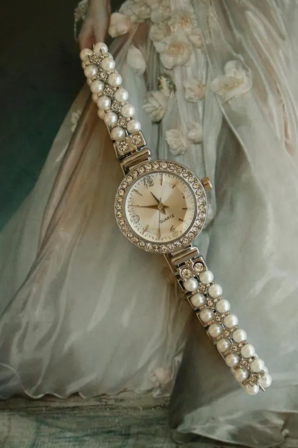 <tc>Montre bracelet en métal argenté avec perles, cadran rond, modèle 13</tc>