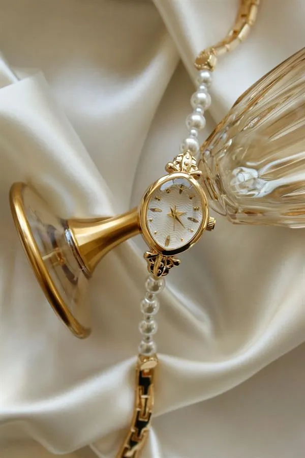 <tc>Montre pour femme Pearl Gold Metal, avec perles, cadran doré.</tc>