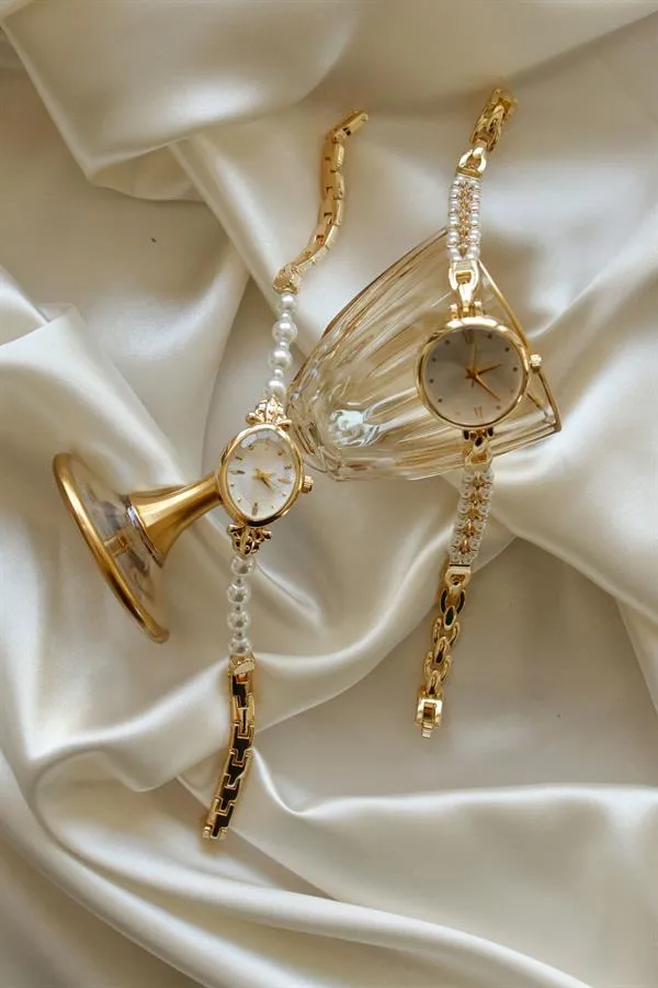 <tc>Montre pour femme Pearl Gold Metal, avec perles, cadran doré.</tc>
