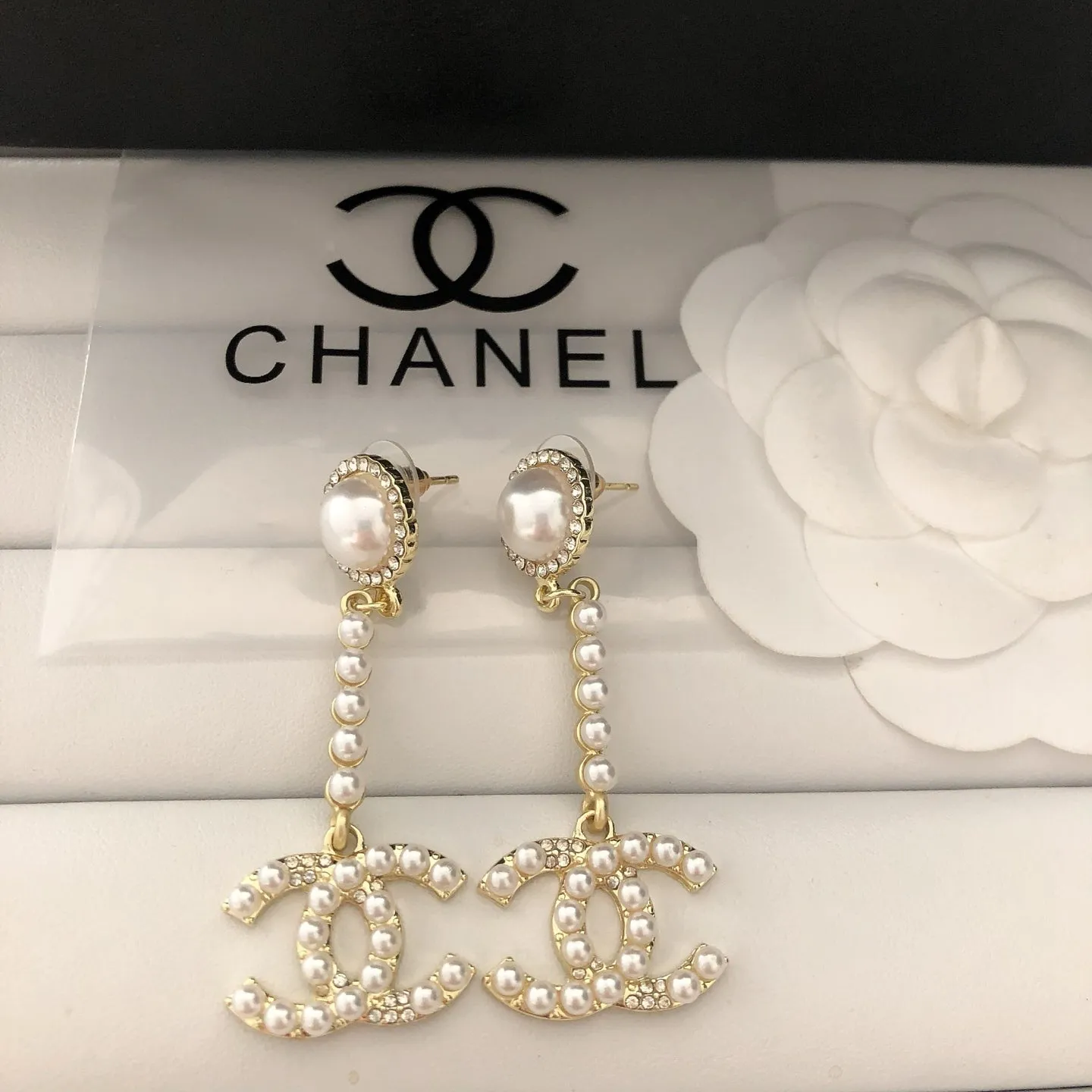 Luxurious pearl dangle earrings
