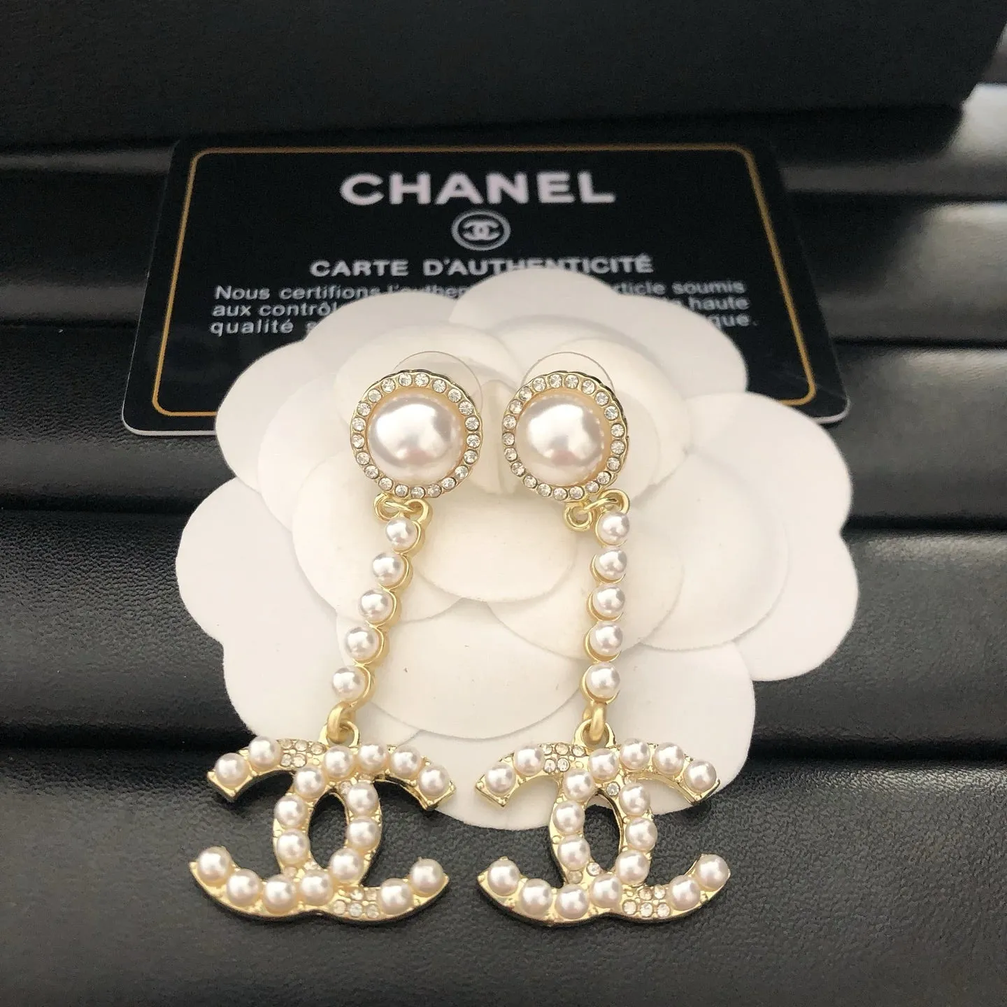 Luxurious pearl dangle earrings