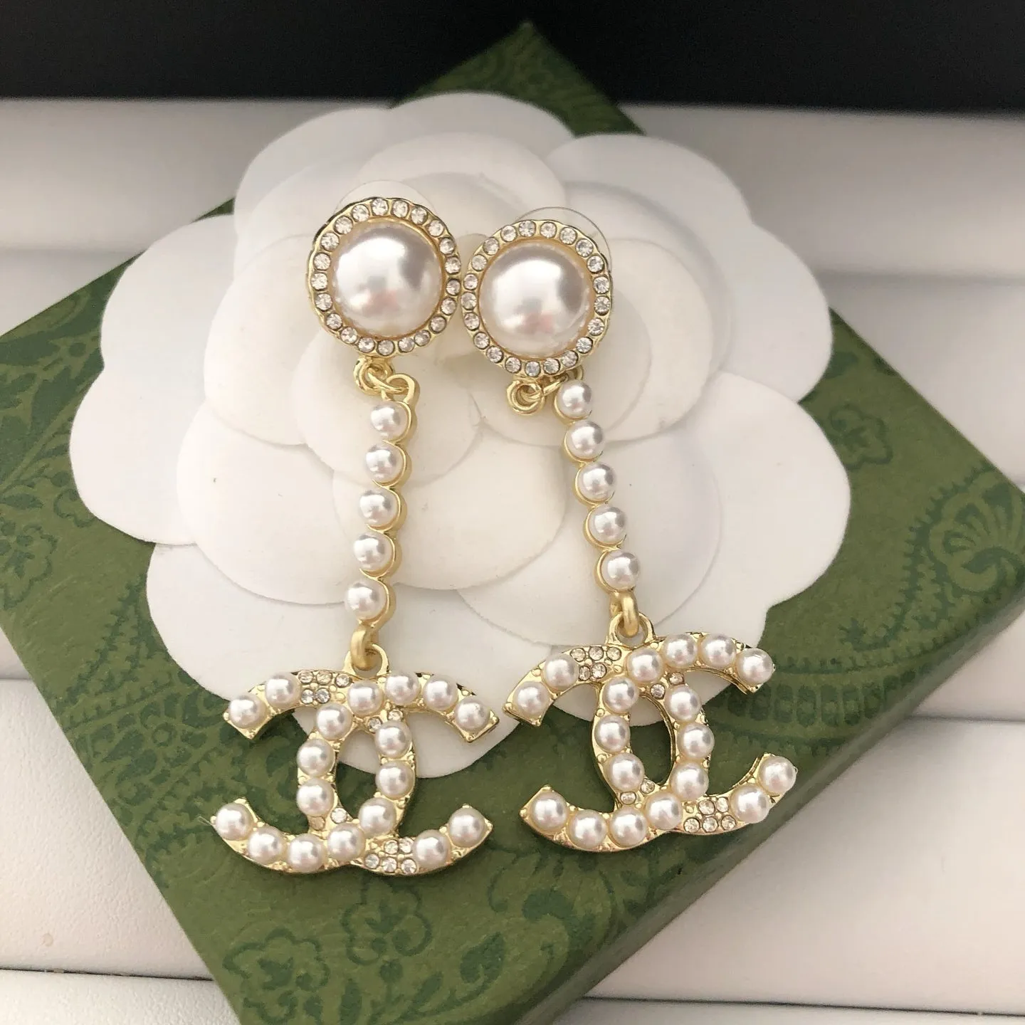 Luxurious pearl dangle earrings