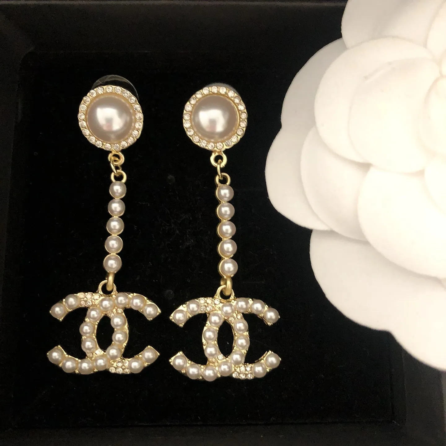 Luxurious pearl dangle earrings