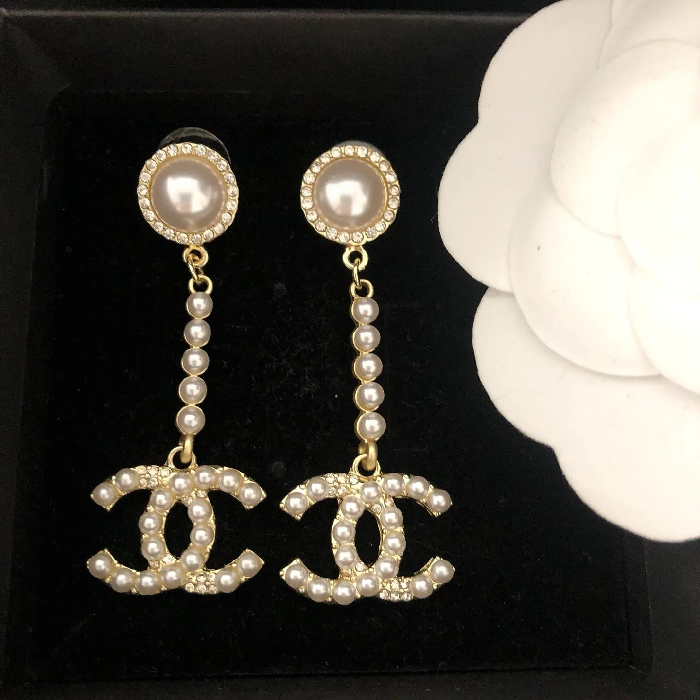 Luxurious pearl dangle earrings