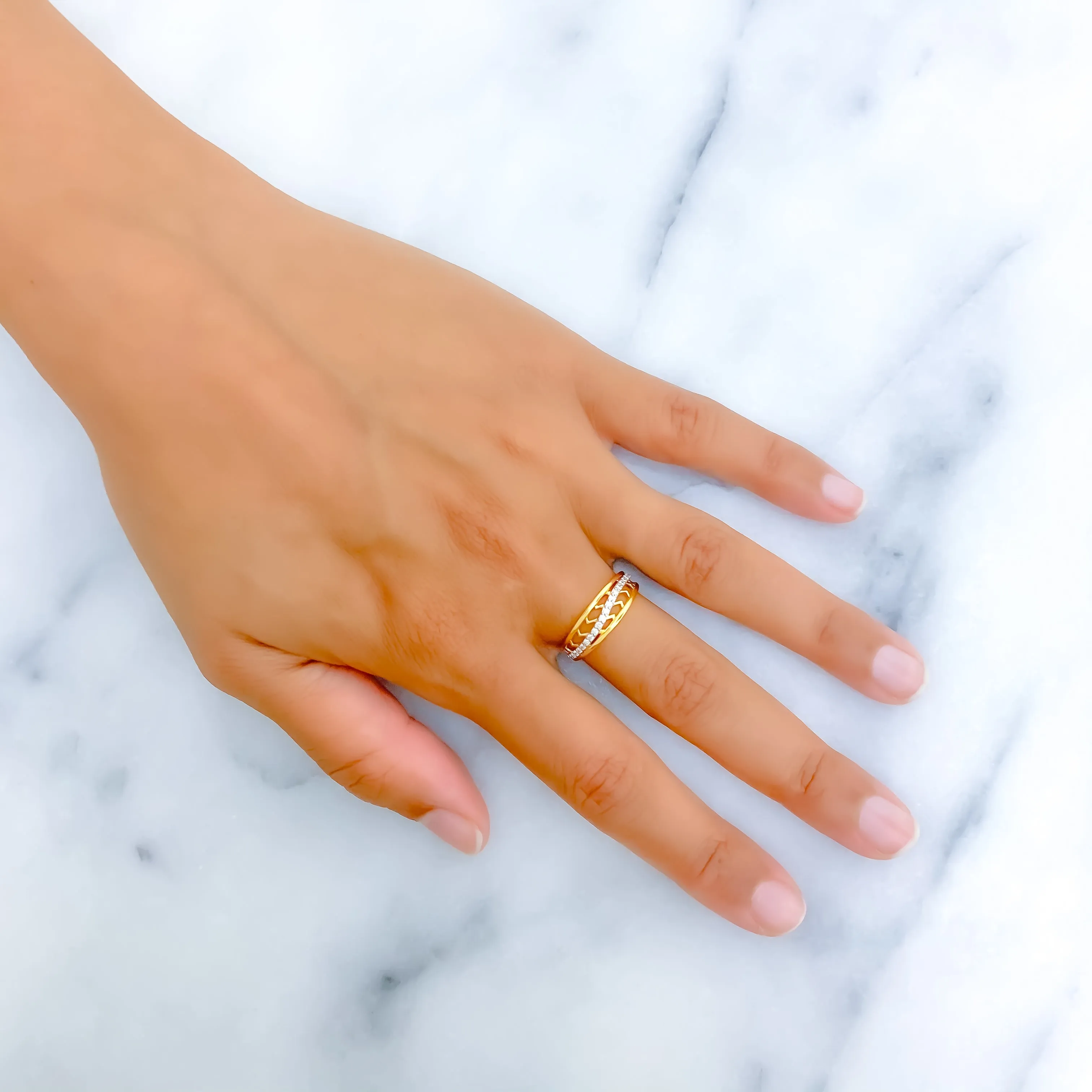 Ritzy Contemporary Diamond   18k Gold Ring