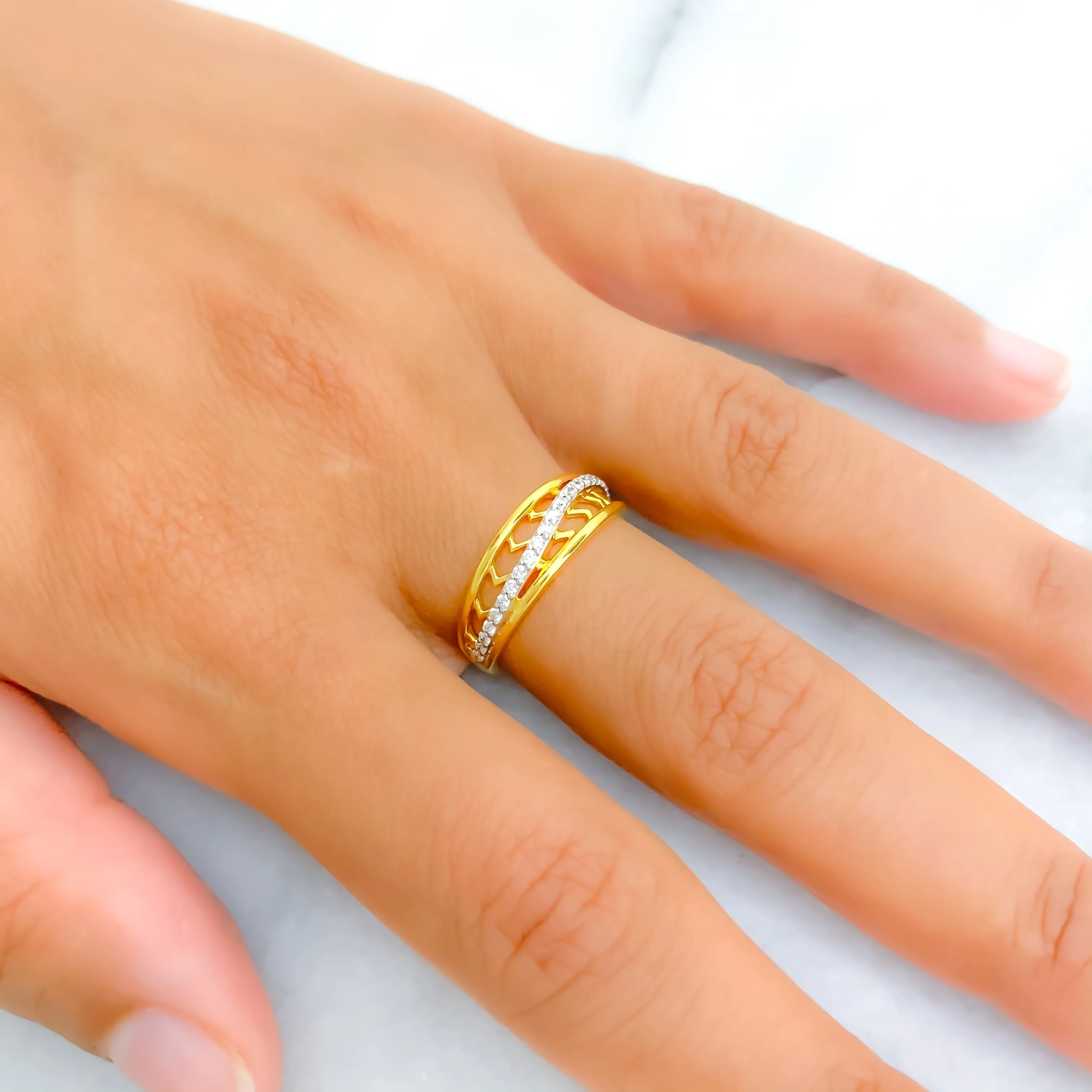 Ritzy Contemporary Diamond   18k Gold Ring