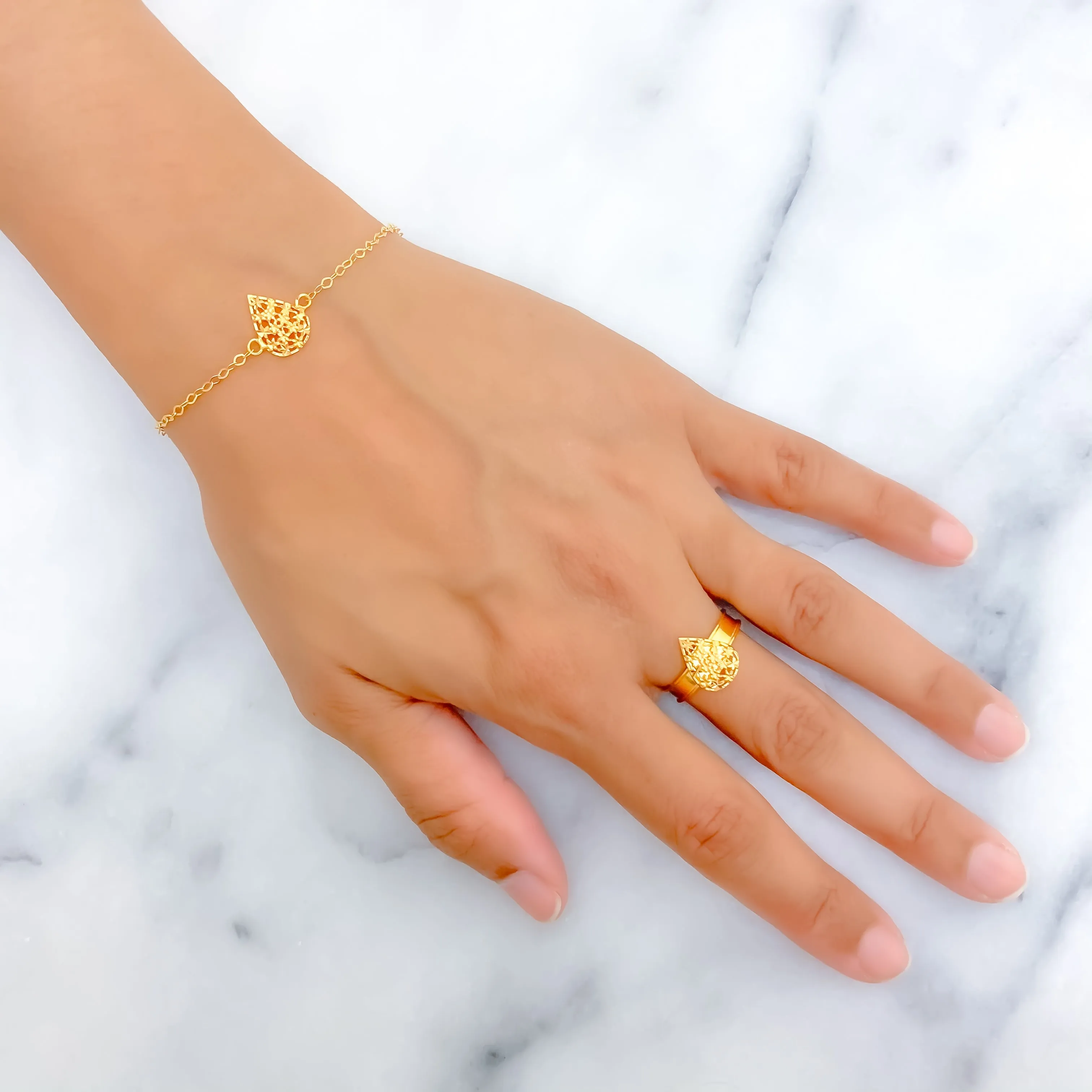 Sleek Sophisticated Pear Drop 21k Gold Bracelet W / Matching Ring
